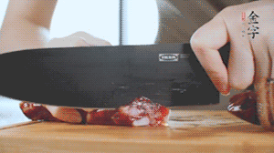 食材統(tǒng)統(tǒng)切成片，待用。