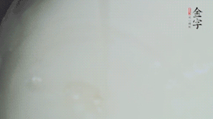 將浸泡了30分鐘的米放入電飯煲中，在水中加入半勺油。