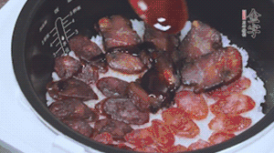 關(guān)上蓋子繼續(xù)燜煮20分鐘淋上醬汁。