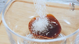 合上蓋子，啟動(dòng)電源煮飯。期間混合好調(diào)味汁。