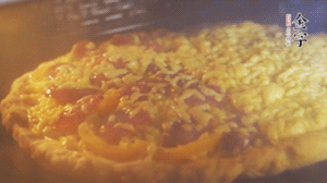 準(zhǔn)備好披薩餅皮，烤盤(pán)刷油后入烤箱預(yù)熱10分鐘，放上面餅后180度烤10分鐘。（現(xiàn)成買(mǎi)的披薩皮，就忽略此步驟）