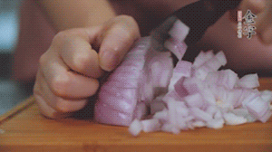 2.半個(gè)青椒、半個(gè)黃椒切圈、一個(gè)洋蔥切丁、三個(gè)白蘑菇切片備用。