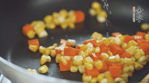 胡蘿卜、玉米洗凈后，處理成粒，加鹽簡單炒制。