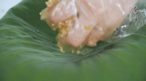 將食材混合好鋪到新鮮荷葉上。（可以加點(diǎn)水）