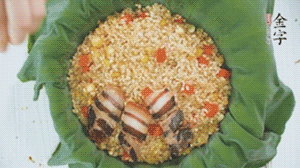 擺上金字醬肉，妥帖包裹好上鍋蒸。