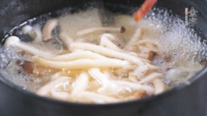 依次放火腿、豆腐，加水大火燒開，小火燉煮20分鐘，出鍋前撒上蔥花即可。