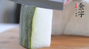 冬瓜去瓤去皮，切小塊。