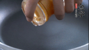 植物油入鍋，翻炒冬瓜。