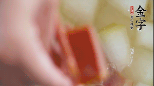 當冬瓜略透明時，加火腿加水，大火燉開后，再煮15分鐘。