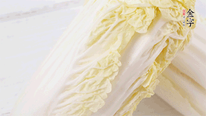 娃娃菜洗凈，對半切。