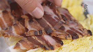 依次擺放娃娃菜和醬肉。