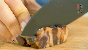 金字風(fēng)味醬肉切成片，上鍋蒸15分鐘。