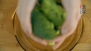 西蘭花洗凈，切成小塊汆燙，切碎。