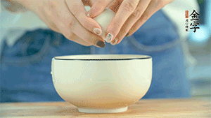 雞蛋液打散，可以加點(diǎn)鹽和黃酒，邊煎邊用筷子攪拌。