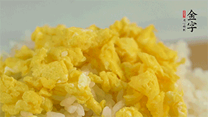 將雞蛋碎、西蘭花碎和放涼的米飯混合，用少許鹽、橄欖油調(diào)味。