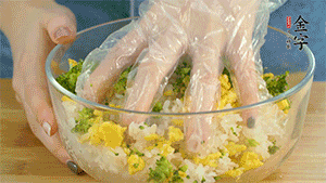 將飯團(tuán)用手搓捏成圓球狀。