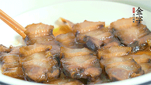 鋪上一片醬肉，撒點(diǎn)芝麻即可。