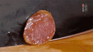 金字火腿肉香腸上鍋蒸15分鐘，切片備用。