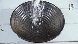 面粉加適量清水，攪拌成糊狀。