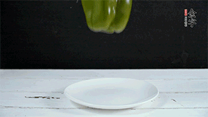 雞蛋打散，加青椒粒、蔥花攪拌。