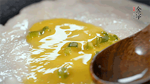 將雞蛋液鋪到面餅上，放上香腸。