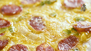 撒上一些芝麻，準備一些番茄醬，一份早餐就做好了。