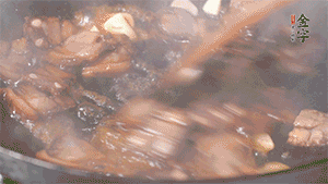 熱油下鍋，爆香蒜片。放入醬肉翻炒片刻后,下豌豆尖均勻翻炒。