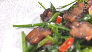 出鍋前加少許鹽調味。