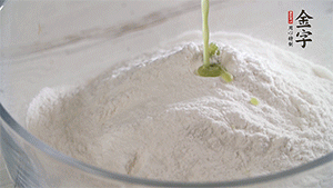 將艾草葉放入料理機(jī)中，加1倍的水打碎。和澄粉、糯米粉、少許油混合成面團(tuán)。