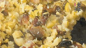 熱油起鍋，下醬肉丁炒香，再加入筍丁、適量水淀粉勾芡翻炒均勻。