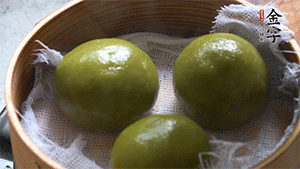 青團(tuán)上沸水鍋中蒸10分鐘即可。