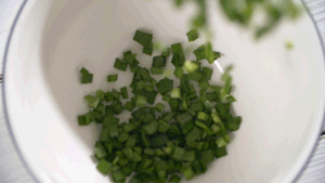韭菜洗凈，切粒。