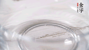 雞蛋加鹽、黃酒均勻打散，下鍋炒散。