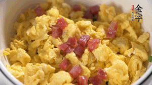 將香腸、韭菜、雞蛋攪拌均勻，可適當(dāng)加玉米油、十三香、味精調(diào)味。