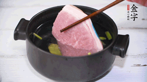 整塊豬肉，加蔥、姜片、料酒焯水。