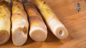 春筍剝?nèi)ネ鈿?，切成滾刀塊。