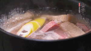 火肉、豬肉加料酒、清水大火煮開(kāi)后，加入春筍小火慢燉40分鐘，出鍋前撒蔥花即可。