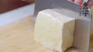 老豆腐切片，浸水備用。