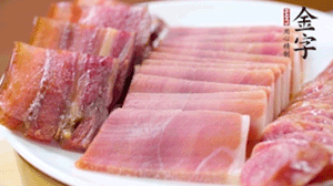 擺盤(pán)后鋪上老豆腐，淋點(diǎn)料酒，灑點(diǎn)白糖上鍋蒸20分鐘。