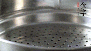 出鍋后，倒扣臘味，撒上蔥花即可。