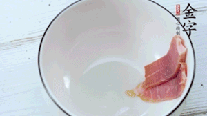 火腿一面涂抹蜂蜜，貼在碗底擺盤備用。