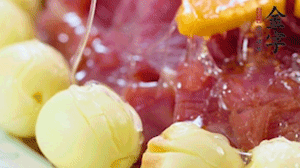 出鍋前10分鐘淋上蜂蜜，倒扣出來(lái)撒上桂花，擺上胡蘿卜裝飾即可。