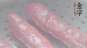 金字香腸上鍋，大火蒸5分鐘，切片備用。