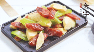 熱油下鍋，依次下金字香腸、萵筍、冬筍，均勻翻炒。