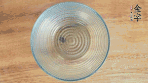 取一個碗，香菇倒放，香腸片圍繞鋪成圓形，加炒好的米飯壓實。