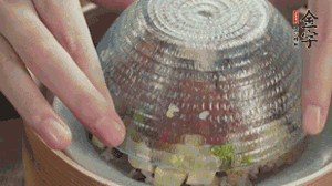 碗倒扣到盤中，擺上焯水后的熟蝦仁即可。