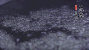 小青菜洗凈后，鍋中水燒開，放點鹽和滴幾滴油后燙熟。