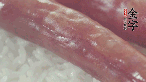 關(guān)上蓋子，煮到米飯露出時。