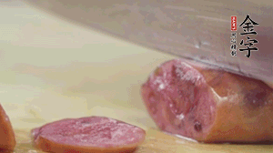 拿出香腸和臘肉，切成片后重新鋪入。