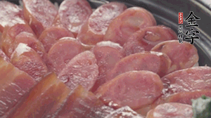 沿著米飯邊淋一圈玉米油，擺上小青菜，淋上醬油和湯調(diào)成的醬汁，撒上辣椒粒、香蔥末即可。